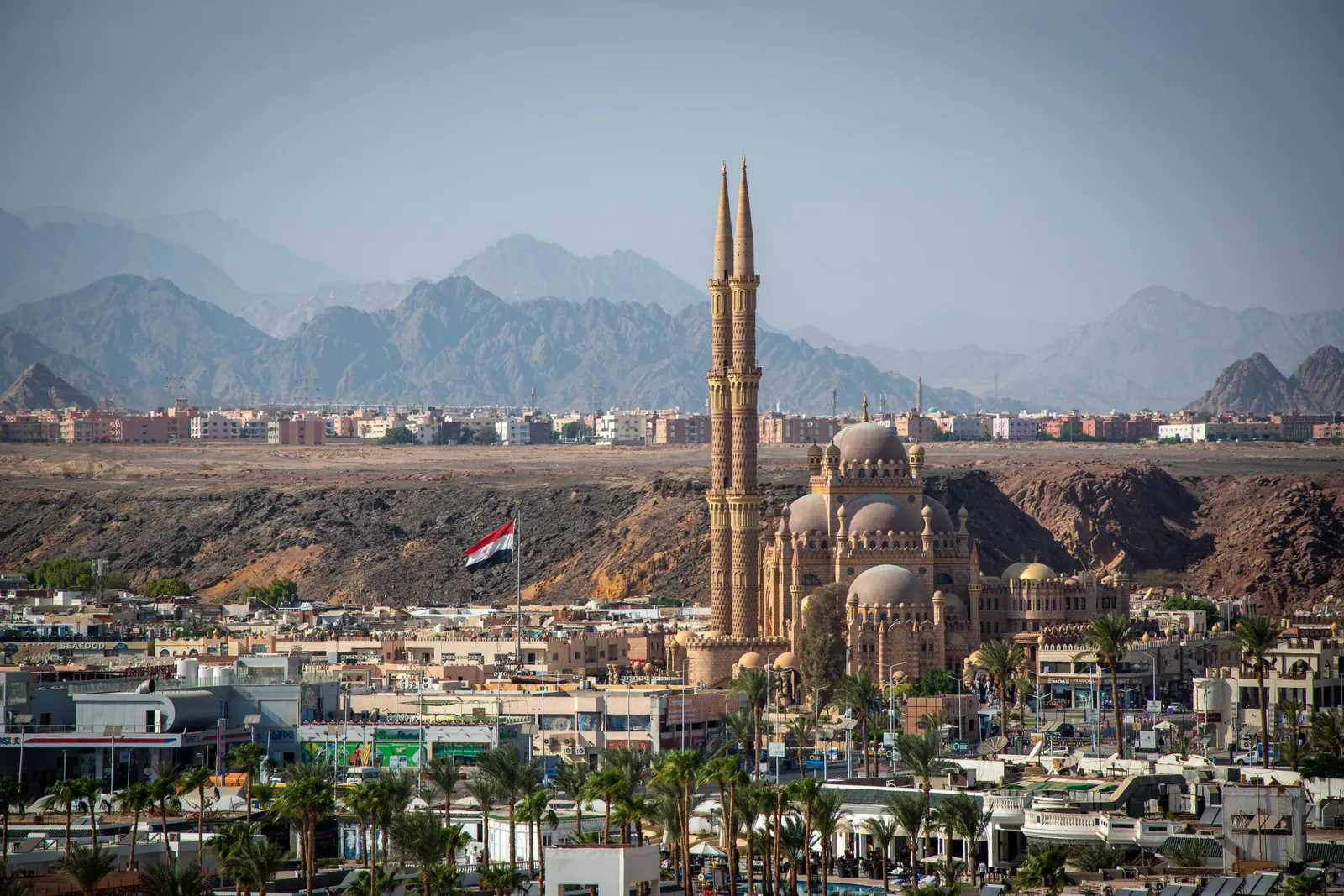 مدينة شرم الشيخ ومسجد الصحابة، وخلفهما الجبال